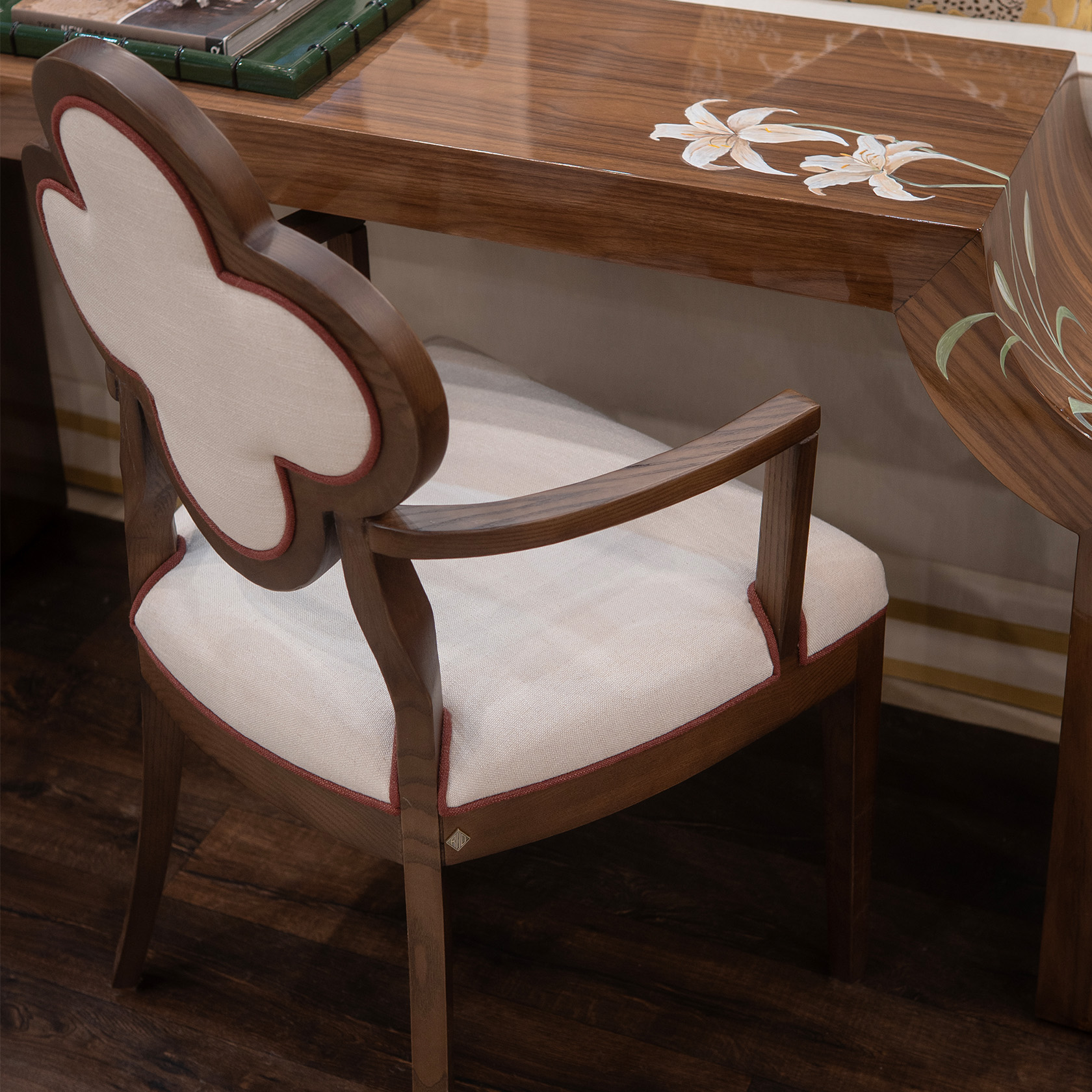 lukcy armchair burgundy M&O